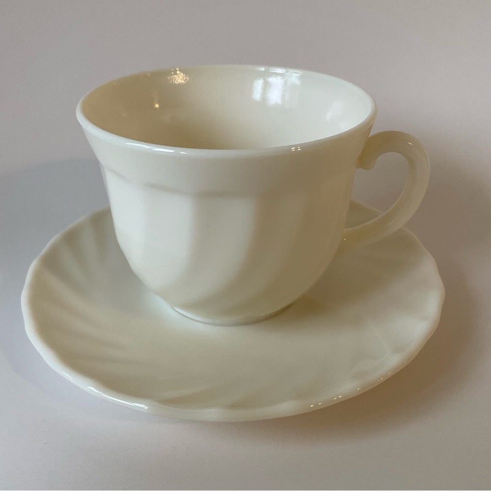 Arcopal Trianon Ivory Swirl Glass Cups and Saucers Set of 4 France - Picture 4 of 16